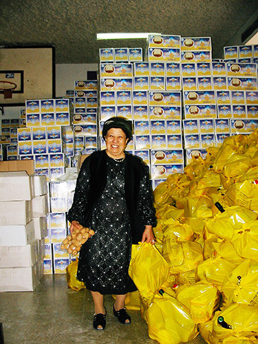 הרבנית ברכה קאפח בחלוקת מנות קמחא דפסחא