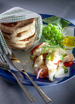 פיתה יוונית עם סלט ירקות, גבינה צפתית ושברי הליבוט