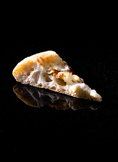 פיצה איטלקית של רמי סוויסה עם רוטב גבינה כחולה ופטריות צלויות​